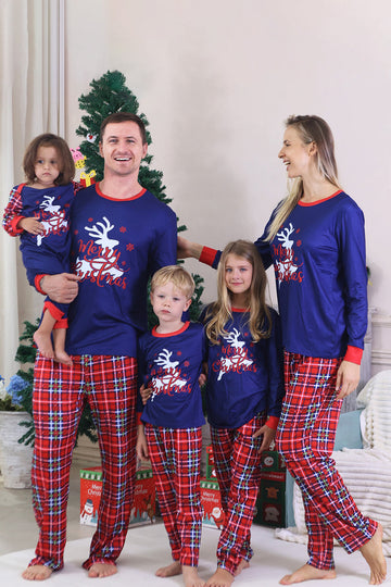 Pijamas familiares a juego de cuadros navideños con estampado azul real